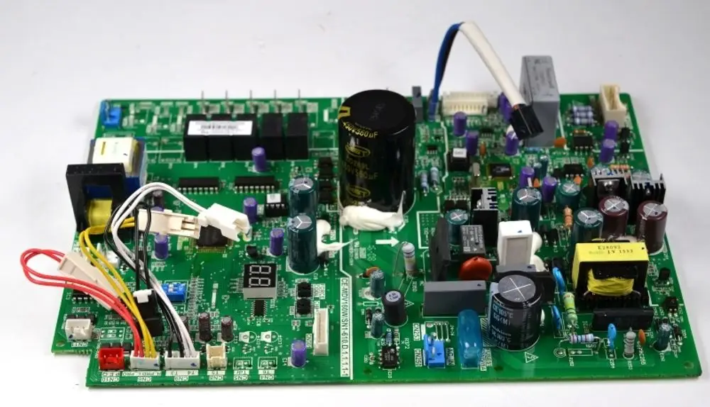 Steuerplatine von Remko mit verschiedenen elektronischen Bauteilen, darunter Kondensatoren, Widerstände und Stecker, angeordnet auf einer grünen Leiterplatte.