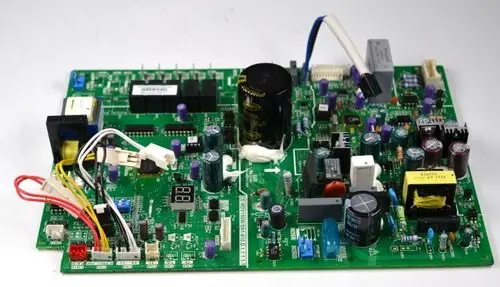 Steuerplatine von Remko mit verschiedenen elektronischen Bauteilen, darunter Kondensatoren, Widerstände und Stecker, angeordnet auf einer grünen Leiterplatte.