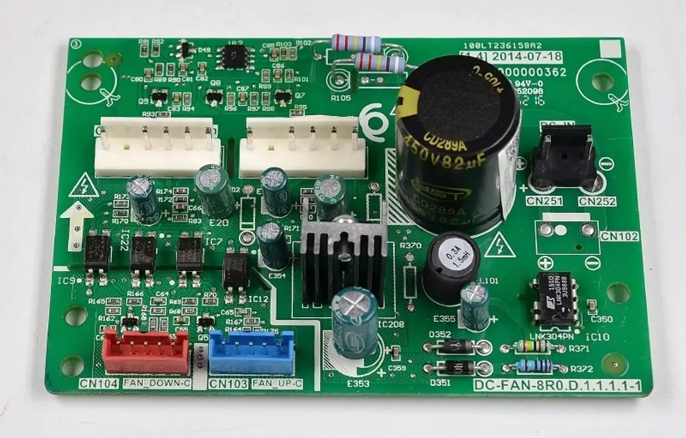 Grüne Steuerplatine von Remko mit verschiedenen elektrischen Komponenten, Steckverbindern und einer großen Kondensatoranordnung, geeignet für elektronische Anwendungen.