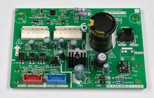 Grüne Steuerplatine von Remko mit verschiedenen elektrischen Komponenten, Steckverbindern und einer großen Kondensatoranordnung, geeignet für elektronische Anwendungen.