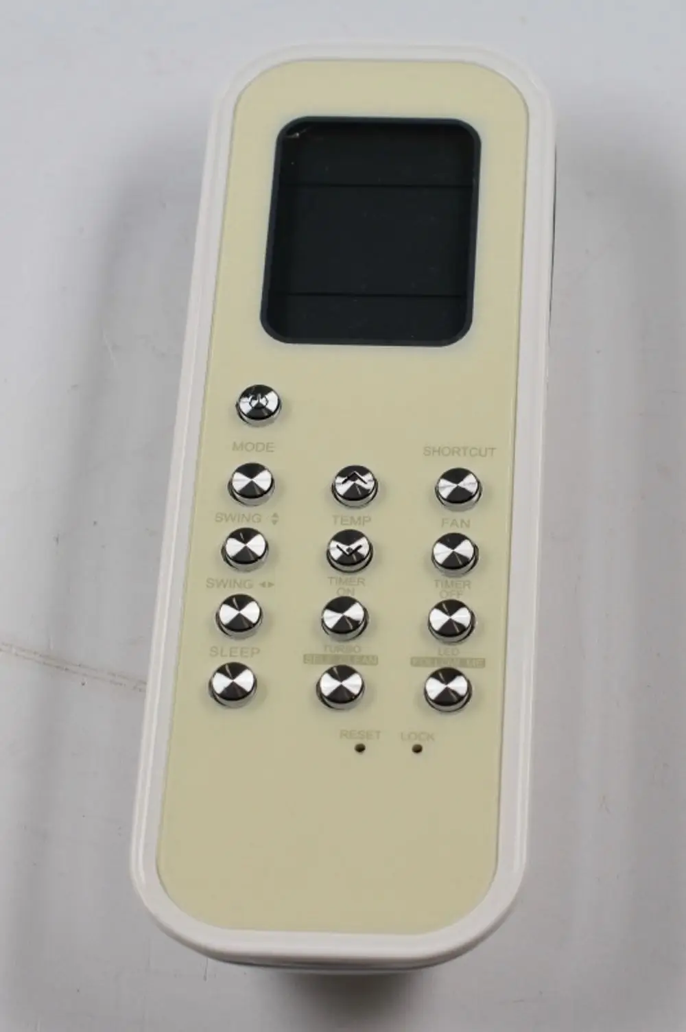 IR-Fernbedienung von Remko mit Tasten für Modus, Temperatur, Timer und Funktionen wie Schlaf, Turbo und Swing, sowie einem LCD-Display zur Anzeige von Einstellungen.