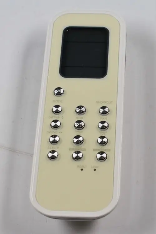 IR-Fernbedienung von Remko mit Tasten für Modus, Temperatur, Timer und Funktionen wie Schlaf, Turbo und Swing, sowie einem LCD-Display zur Anzeige von Einstellungen.
