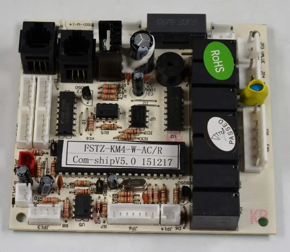 Steuerplatine von Remko mit verschiedenen elektronischen Komponenten, Steckeranschlüssen und einem Aufdruck, möglicherweise für ein Klimagerät oder Heizsystem.