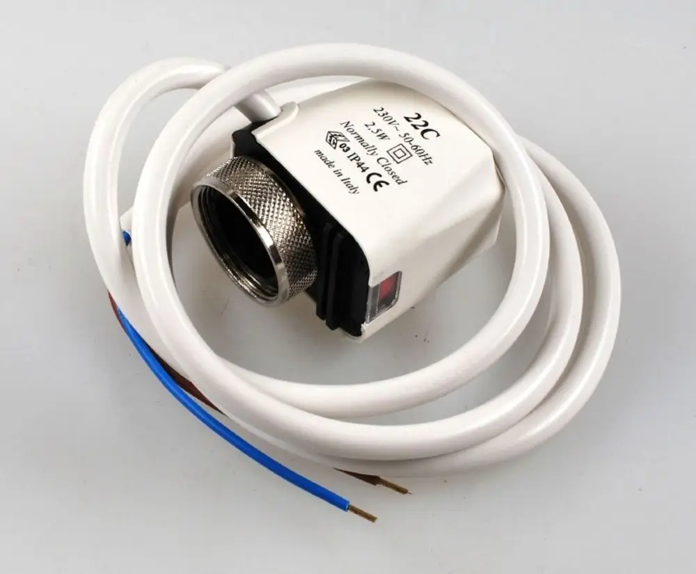 Stellantrieb von Remko für ein 3-Wege-Ventil, mit Kabel und Anschlussstecker. Gehäuse in Weiß, Anschlussleitungen in Blau und Braun.