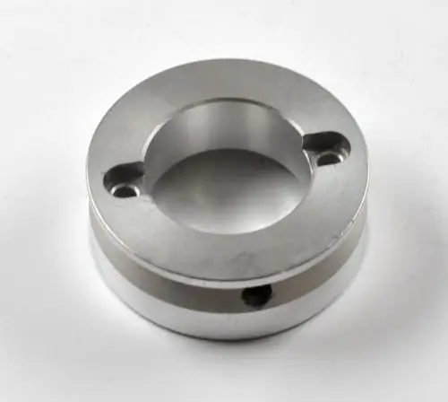 Metallring mit zwei Bohrungen, möglicherweise für Pumpenmontage, aus Remko-Produktion. Oberfläche ist glatt und silberfarben.
