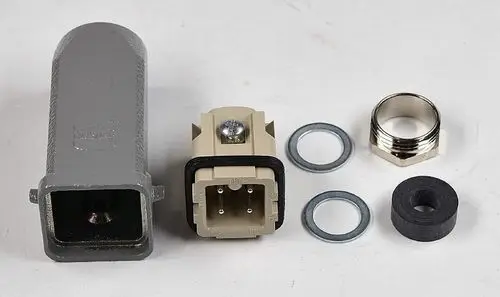 Thermostatstecker von Remko, bestehend aus einem grauen Gehäuse, einem beige Connector, zwei Dichtungen und einem Metallring.