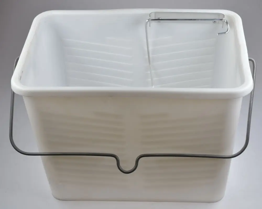 Weißer Wasserauffangbehälter mit einem stabilen Metallgriff, klar strukturiert und für den Einsatz in verschiedenen Anwendungen geeignet, hergestellt von Remko.