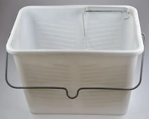 Weißer Wasserauffangbehälter mit einem stabilen Metallgriff, klar strukturiert und für den Einsatz in verschiedenen Anwendungen geeignet, hergestellt von Remko.