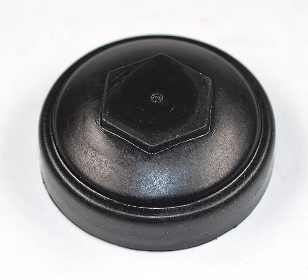 Schwarze Radkappe von Remko mit runder Form und hexagonalem Anbau oben. Eignet sich für verschiedene Fahrzeugtypen als Ersatzteil oder Zubehör.