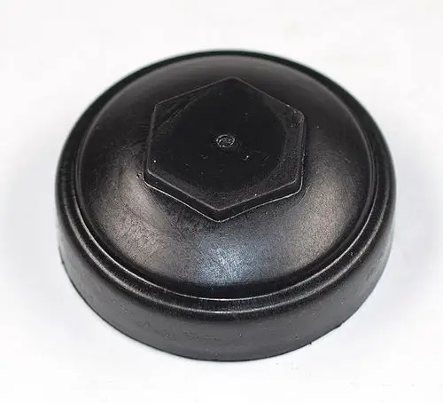 Schwarze Radkappe von Remko mit runder Form und hexagonalem Anbau oben. Eignet sich für verschiedene Fahrzeugtypen als Ersatzteil oder Zubehör.