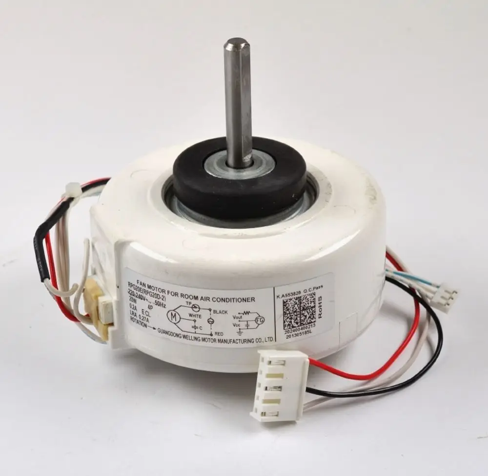 Ventilatormotor mit Anschlusskabeln, geeignet für Klimaanlagen. Hersteller: Remko. Das Gerät hat eine zentrale Achse und eine gummierte Halterung.