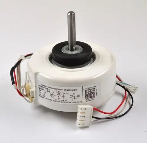 Ventilatormotor mit Anschlusskabeln, geeignet für Klimaanlagen. Hersteller: Remko. Das Gerät hat eine zentrale Achse und eine gummierte Halterung.