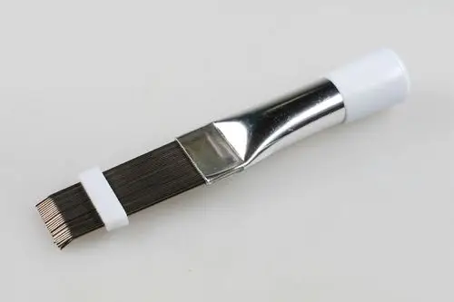 Lamellenkamm aus Federstahldraht von Remko, mit einer flachen, breiten Kante und mehreren feinen Metalllamellen zur Anwendung in speziellen Arbeiten.