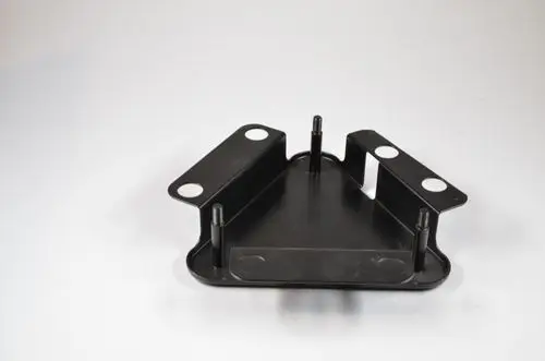 Schwarze Bodenplatte mit mehreren Befestigungslöchern und Bolzen, verwendet in der Kompressoranlage von Remko.