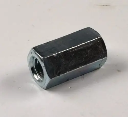 Verbindungsmutter aus Metall mit Gewinde, in neutraler Farbe, positioniert auf einem weißen Untergrund. Produkt von Remko.