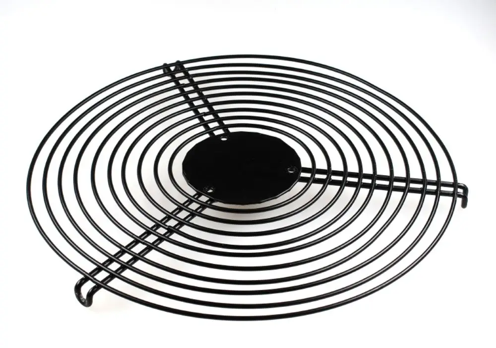 Schwarzes Gitter aus Metall mit kreisförmiger Struktur und drei Stützfüßen. Eignet sich für diverse Anwendungen, unter anderem von Remko.