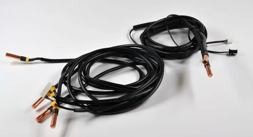 Zwei Kabelstränge mit mehreren Anschlussenden und einem Stecker, die zur Verbindung von Sensoren verwendet werden, präsentiert von der Marke Remko.