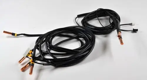 Zwei Kabelstränge mit mehreren Anschlussenden und einem Stecker, die zur Verbindung von Sensoren verwendet werden, präsentiert von der Marke Remko.