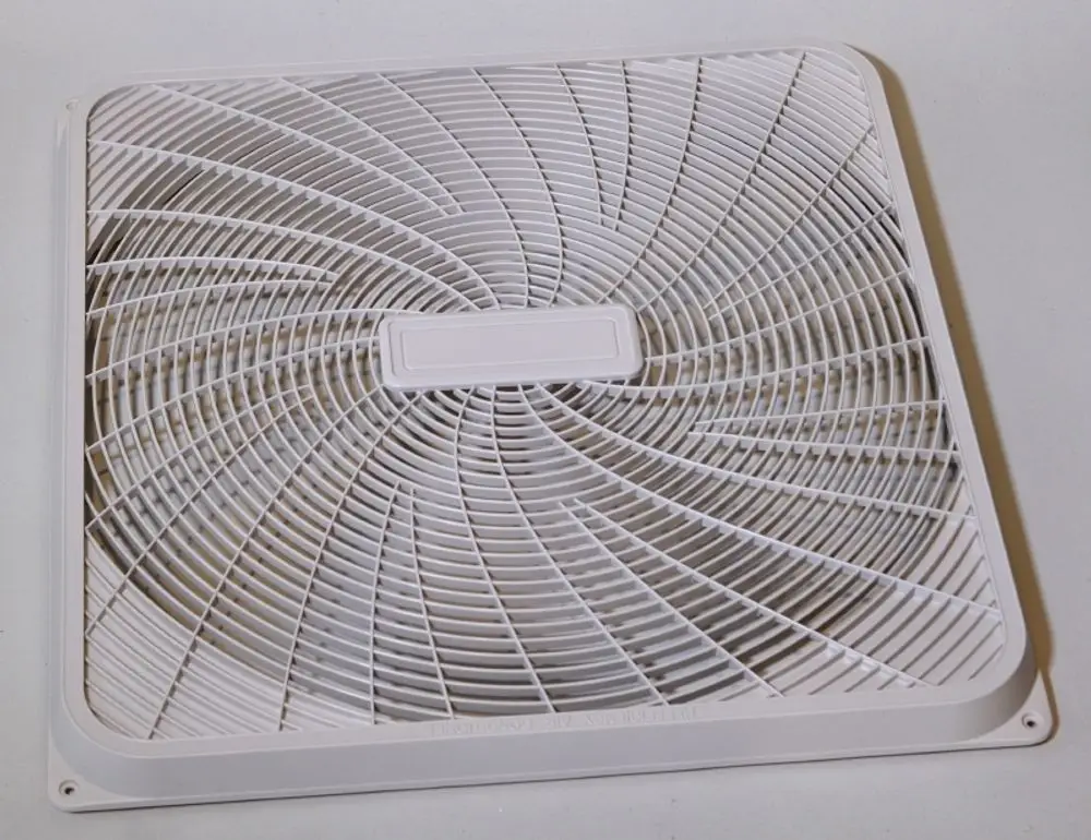 Weißes Luftaustrittsgitter von Remko mit einem Gitterdesign, das für die Luftzirkulation in einem Verflüssiger geeignet ist.
