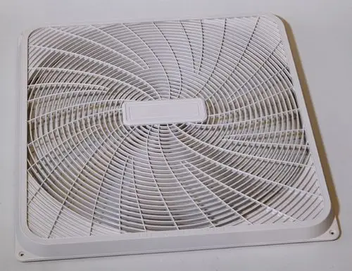 Weißes Luftaustrittsgitter von Remko mit einem Gitterdesign, das für die Luftzirkulation in einem Verflüssiger geeignet ist.