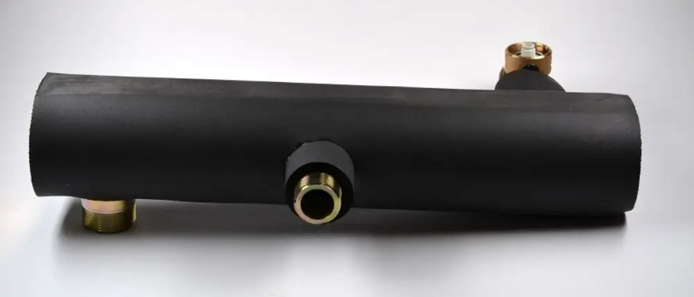 Schwarze Rohrleitung mit zwei Anschlussgewinden für die Installation, möglicherweise von Remko, geeignet für Heizungs- oder Wasserversorgungsanwendungen.
