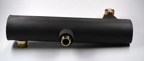 Schwarze Rohrleitung mit zwei Anschlussgewinden für die Installation, möglicherweise von Remko, geeignet für Heizungs- oder Wasserversorgungsanwendungen.