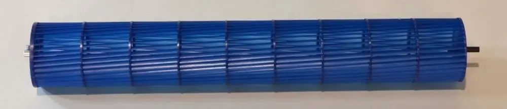 Blaues Ventilatorrad mit gerillter Oberfläche, hergestellt von Remko. Längliche Form mit einem Anschluss an einem Ende.