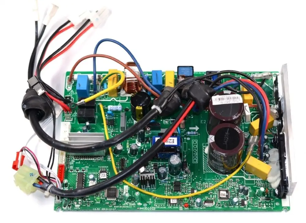 Steuerplatine von Remko mit mehreren elektrischen Komponenten, darunter Widerstände, Kondensatoren und Anschlüsse, auf grüner Leiterplatte angeordnet.
