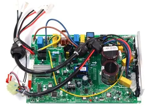 Steuerplatine von Remko mit mehreren elektrischen Komponenten, darunter Widerstände, Kondensatoren und Anschlüsse, auf grüner Leiterplatte angeordnet.