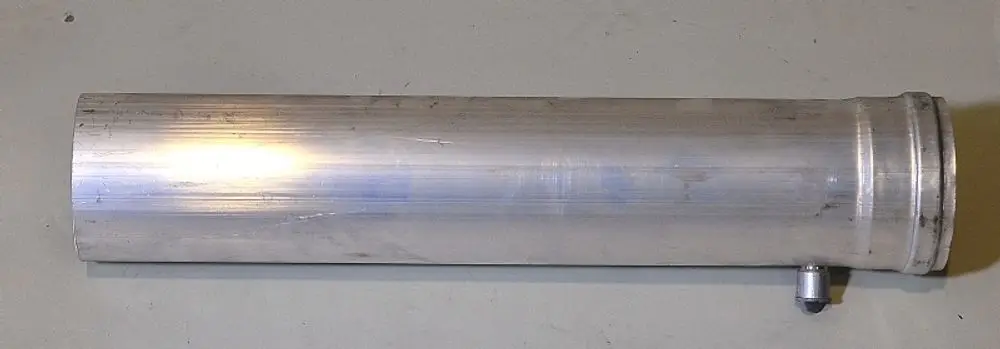 Aluminiumrohr mit einseitigem Anschluss. Die Oberfläche ist gerillt. Produkt von Remko, geeignet für Abgasanschlüsse.