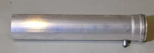 Aluminiumrohr mit einseitigem Anschluss. Die Oberfläche ist gerillt. Produkt von Remko, geeignet für Abgasanschlüsse.