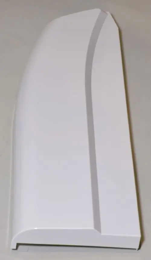 Weiße Seitenverkleidung von Remko, rechte Seite, mit glatter Oberfläche und abgerundeten Kanten, auf neutralem Hintergrund liegend.