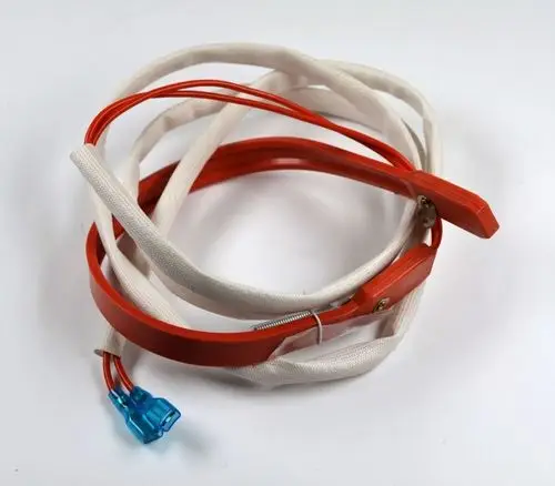 Rote Kabel und Anschlussstecker, umhüllt von textilen Schläuchen, hergestellt von Remko, für technische Anwendungen oder Heizsysteme.