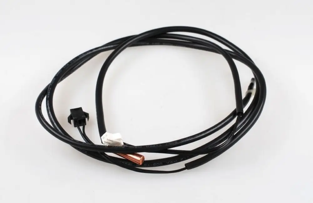 Schwarzes Kabel mit mehreren Anschlüssen, darunter ein weißer und ein schwarzer Stecker sowie ein kupferfarbener Teil. Möglicherweise ein Temperatursensor von Remko.