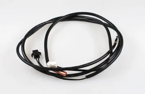Schwarzes Kabel mit mehreren Anschlüssen, darunter ein weißer und ein schwarzer Stecker sowie ein kupferfarbener Teil. Möglicherweise ein Temperatursensor von Remko.