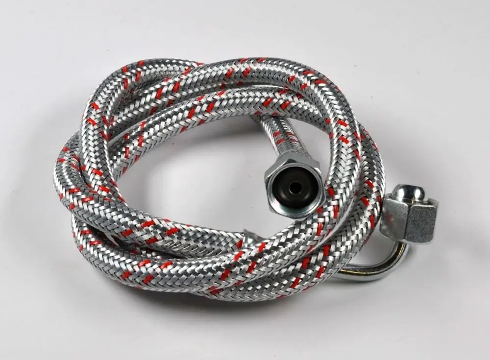 Ölschlauch von Remko, veranschaulicht durch einen silbernen, geflochtenen Schlauch mit zwei Metallanschlüssen, die spiralförmig angeordnet sind.