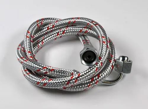 Ölschlauch von Remko, veranschaulicht durch einen silbernen, geflochtenen Schlauch mit zwei Metallanschlüssen, die spiralförmig angeordnet sind.
