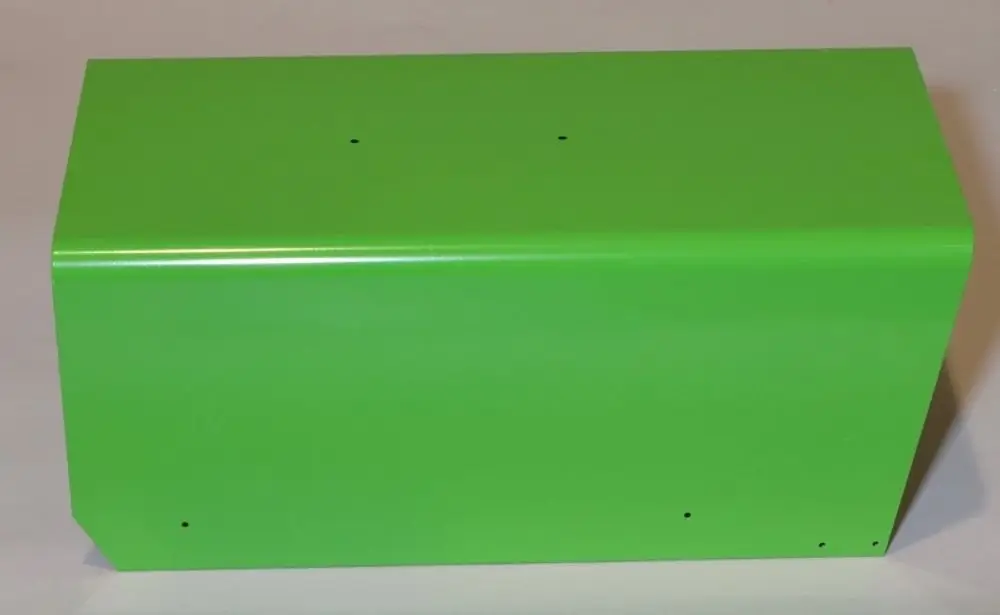 Grüner, lackierter Metallkasten mit abgerundeten Kanten und Bohrlöchern, passend für Anwendungen von Remko. Der Kasten hat eine glatte Oberfläche ohne sichtbare Beschriftungen.