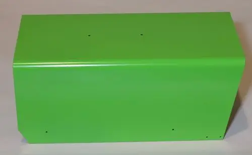 Grüner, lackierter Metallkasten mit abgerundeten Kanten und Bohrlöchern, passend für Anwendungen von Remko. Der Kasten hat eine glatte Oberfläche ohne sichtbare Beschriftungen.