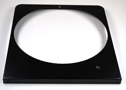 Schwarze Abschlussblende von Remko mit rundem Ausschnitt. Die Blende hat eine flache Form und ist für die geschlossene Vorderseite vorgesehen.
