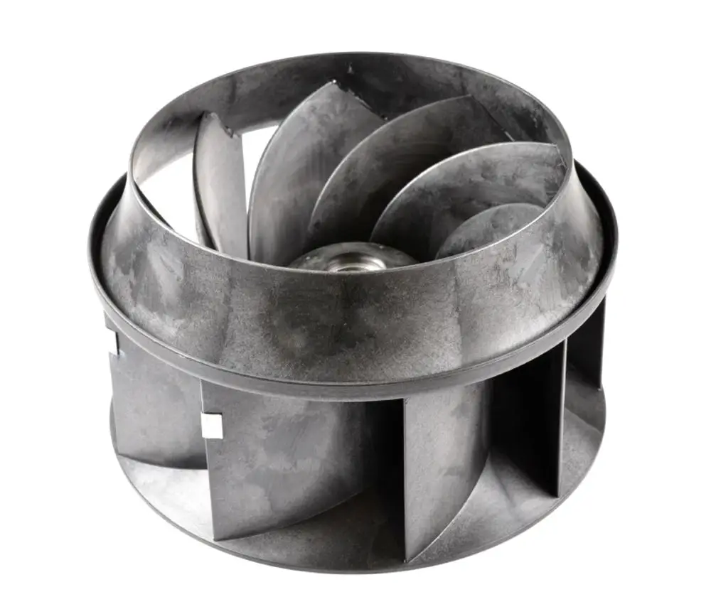 Remko Ventilatorrad aus Metall mit mehreren gebogenen Schaufeln, gestaltet für die Luftzirkulation in Lüftungs- oder Klimaanlagen.