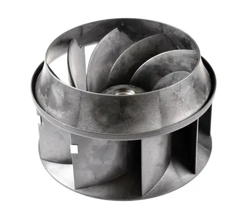 Remko Ventilatorrad aus Metall mit mehreren gebogenen Schaufeln, gestaltet für die Luftzirkulation in Lüftungs- oder Klimaanlagen.