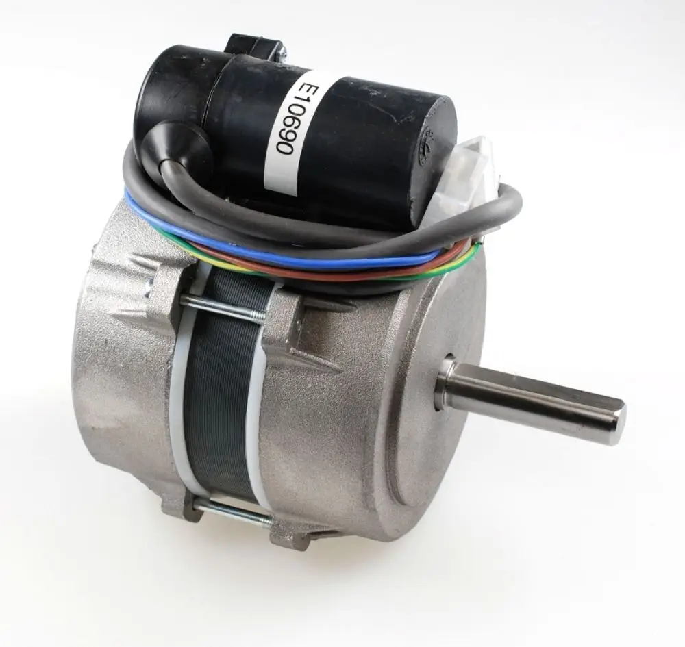 Ventilatormotor von Remko mit einem Gehäuse aus Metall und einem schwarzen Elektromotor, verbunden mit mehreren Anschlusskabeln in verschiedenen Farben.