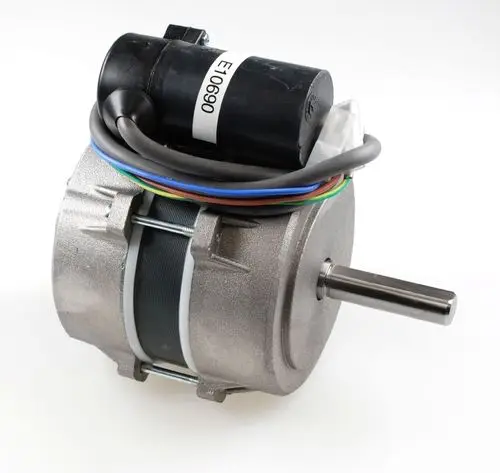 Ventilatormotor von Remko mit einem Gehäuse aus Metall und einem schwarzen Elektromotor, verbunden mit mehreren Anschlusskabeln in verschiedenen Farben.