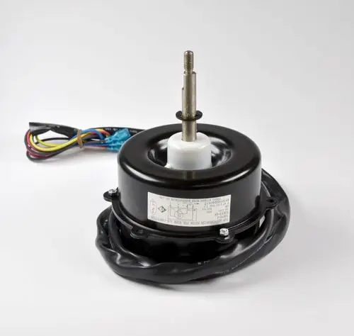 Verflüssigerventilator von Remko mit Motor, sichtbar sind die Anschlusskabel in verschiedenen Farben und die zentrale Achse des Motors.