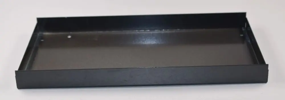 Schwarze Metallabdeckung mit flachem Design, geeignet für Heizungsanwendungen, möglicherweise von der Marke Remko.