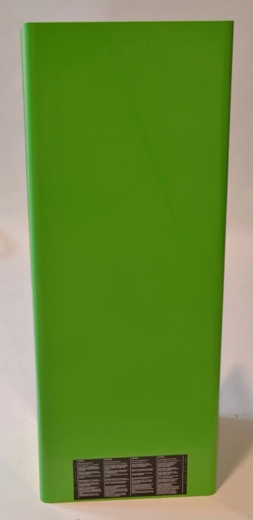 Grüner Außenmantel mit flacher Oberfläche und Anbringungsmöglichkeiten. Beschriftung mit technischen Daten und Hinweisen am unteren Rand. Von der Marke Remko.