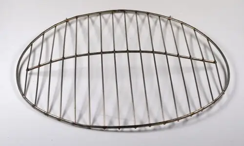 Metallgitter in ovaler Form mit vertikalen Streben, möglicherweise als Ausblasschutzgitter von Remko verwendet. Es ist einfach und funktional gestaltet.