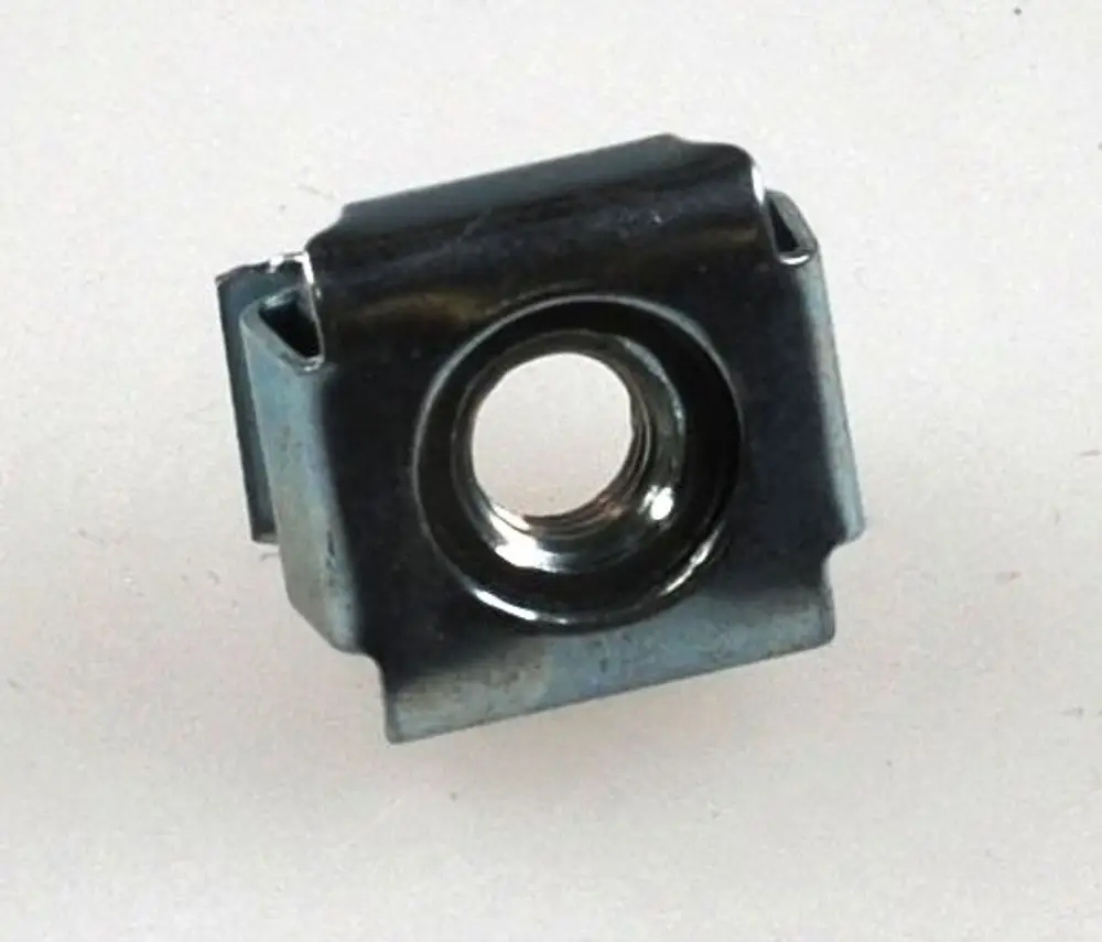 Käfigmutter aus Metall mit einer zentralen Gewindebuchse. Sie gehört zur Produktlinie von Remko und wird zur Befestigung in verschiedenen Anwendungen verwendet.