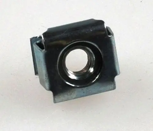 Käfigmutter aus Metall mit einer zentralen Gewindebuchse. Sie gehört zur Produktlinie von Remko und wird zur Befestigung in verschiedenen Anwendungen verwendet.